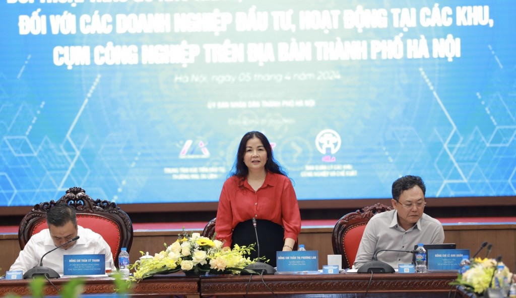 Bà Trần Thị Phương Lan, Quyền Giám đốc Sở Công thương Hà Nội báo cáo tại hội nghị 