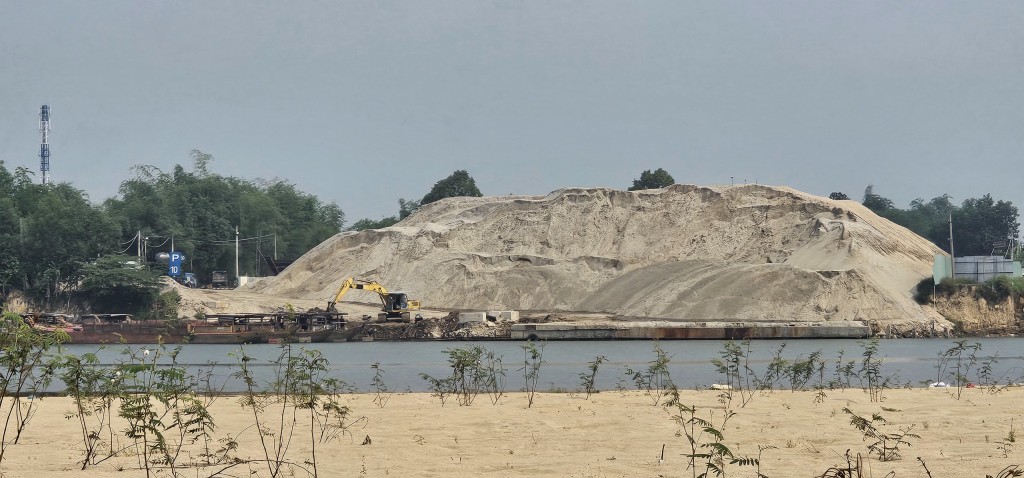 "Núi cát" bên sông Thu Bồn hết giấy phép đưa khoáng sản về bãi