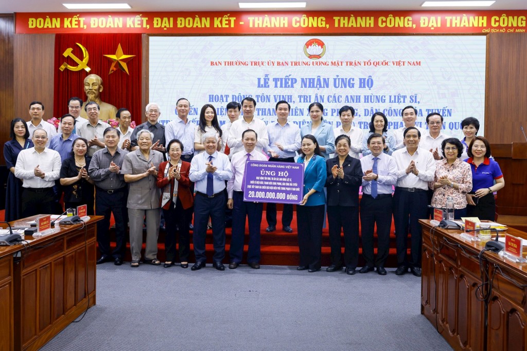 Đại diện Ủy ban Trung ương MTTQ Việt Nam tiếp nhận ủng hộ.