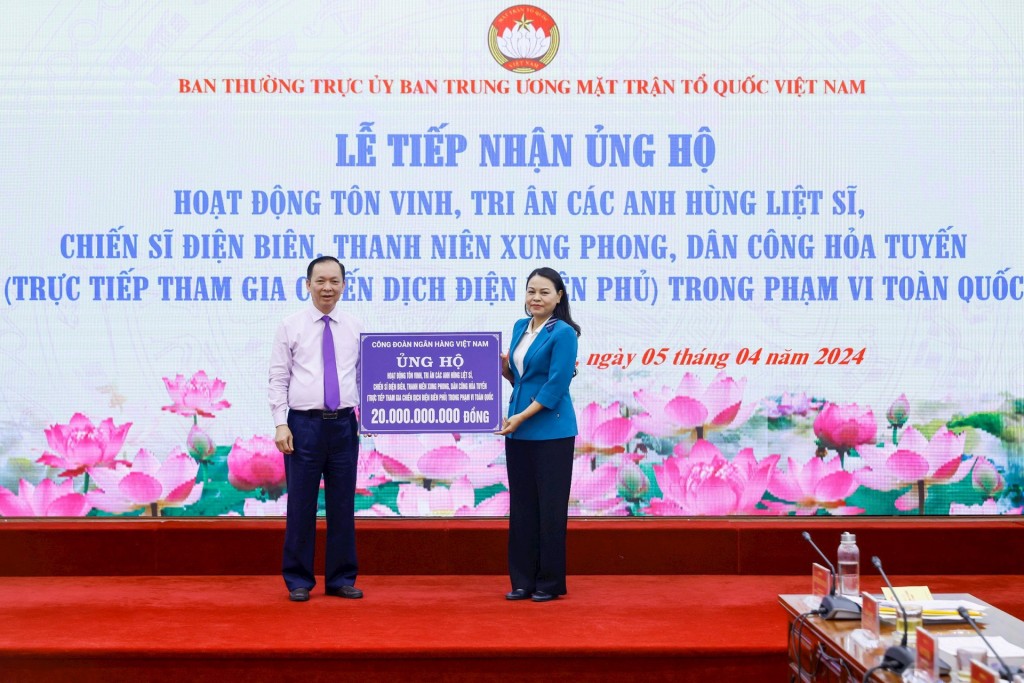 Phó Chủ tịch - Tổng Thư ký UBTƯ MTTQ Việt Nam Nguyễn Thị Thu Hà tiếp nhận ủng hộ từ Công đoàn Ngân hàng Việt Nam. Ảnh: Quang Vinh.