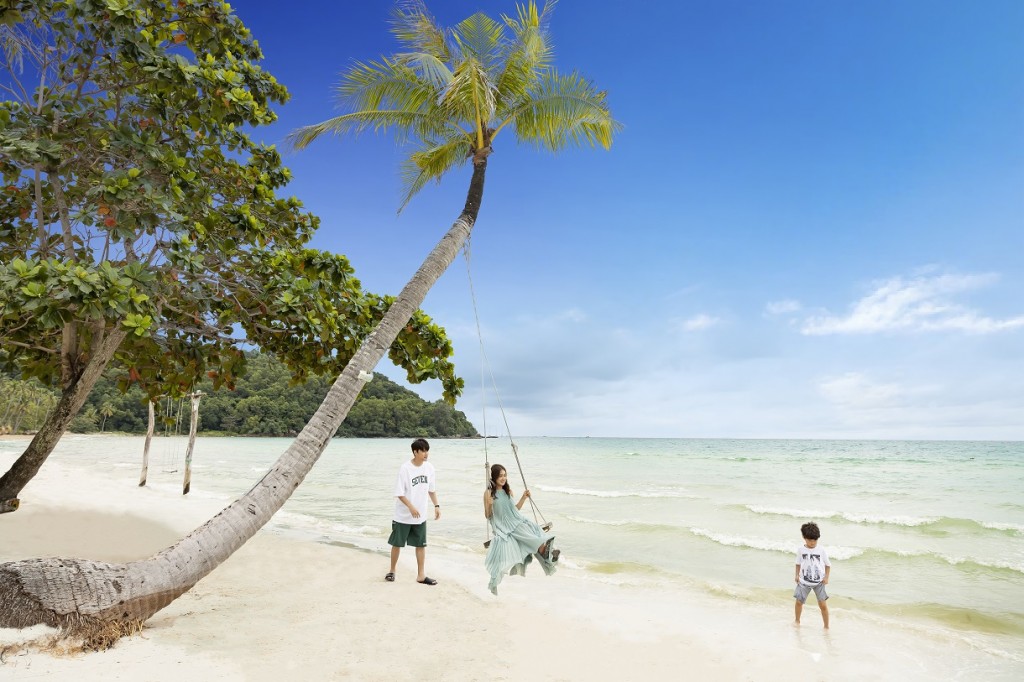 Phú Quốc sở hữu những bãi biển đẹp say đắm lòng người như Bãi Kem, Bãi Sao, Bãi Trào… và khí hậu ôn hòa, không khí trong lành