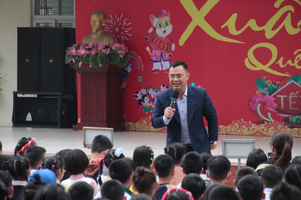 Chuyên gia Nguyễn Văn Thanh chia sẻ với các con học sinh về văn hóa ứng xử 