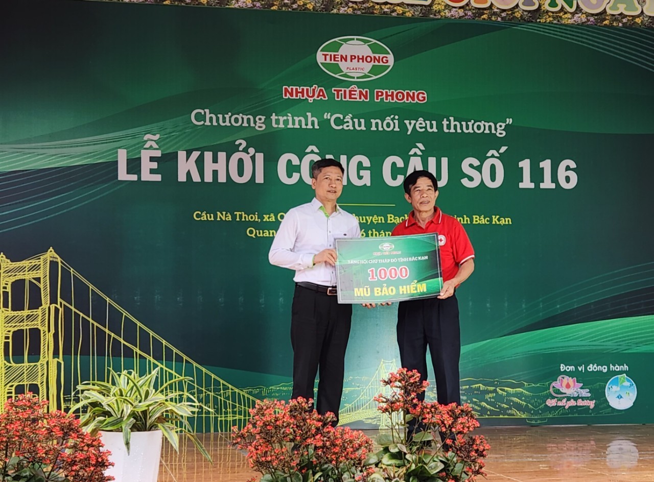 Công ty Nhựa Tiền Phong trao tặng 600 mũ bảo hiểm cho Hội chữ thập đổ tỉnh Bắc Cạn