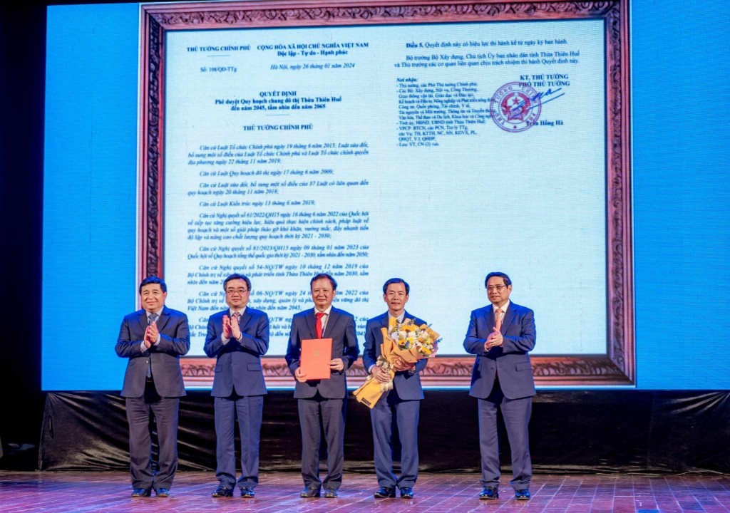 Thủ tướng Chính phủ trao Quyết định phê duyệt Quy hoạch chung đô thị tỉnh Thừa - Thiên Huế đến năm 2045, tầm nhìn đến năm 2065 cho lãnh đạo tỉnh Thừa Thiên Huế.