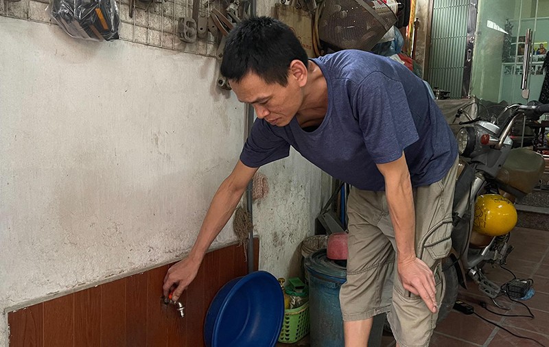 Người dân xã Tân Triều hạn chế tắm giặt vì thiếu nước sạch