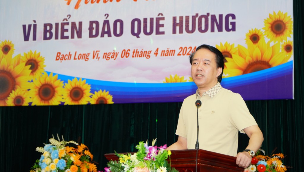 Trao yêu thương tới biển đảo quê hương