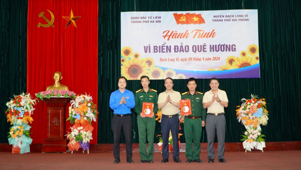 Trao yêu thương tới biển đảo quê hương