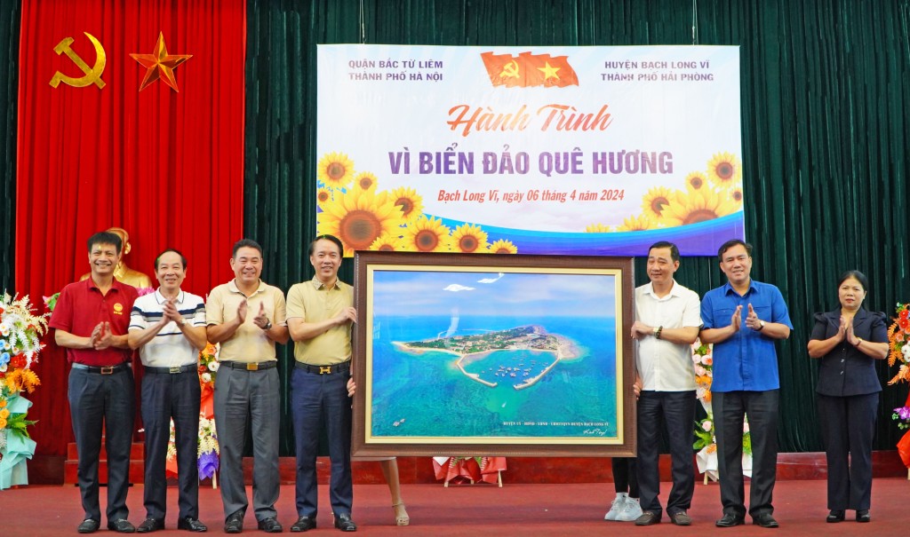 Trao yêu thương tới biển đảo quê hương