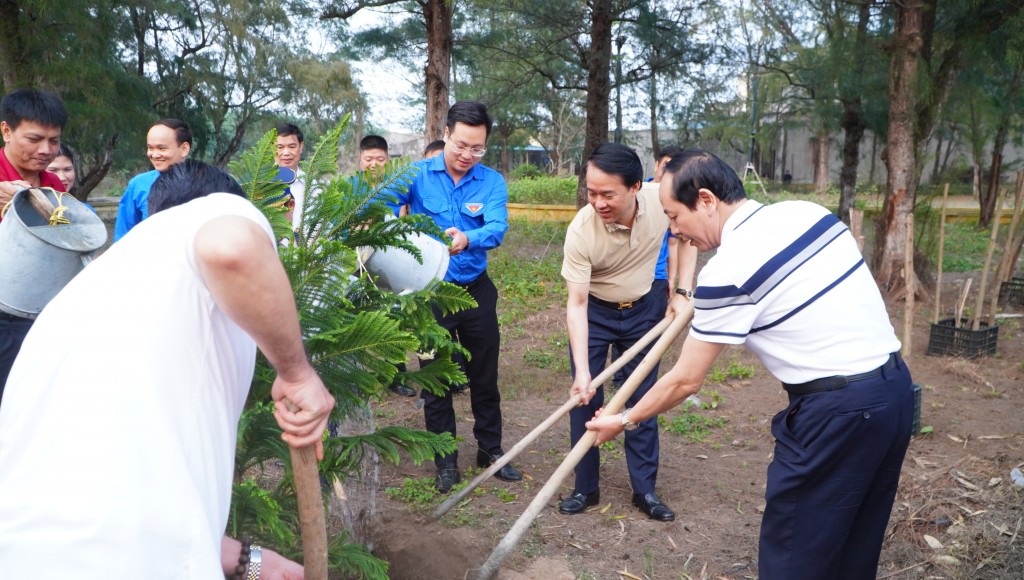 Trao yêu thương tới biển đảo quê hương