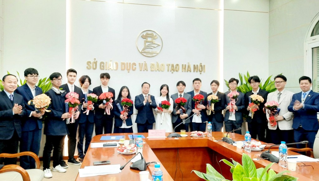 Hà Nội gặp mặt 13 học sinh tham dự kỳ thi chọn đội tuyển Olympic quốc tế