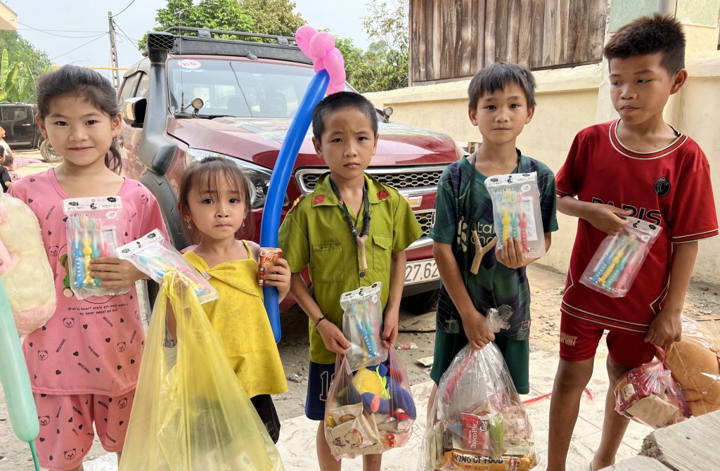 Hành trình thiện nguyện “Cùng em đến trường” trao tặng gần 1 tỷ đồng