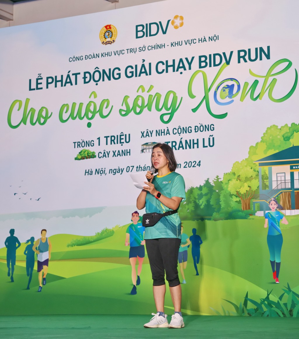 Bà Vũ Thị Nga - Phó Chủ tịch thường trực Công đoàn BIDV, Phó Trưởng Ban Tổ chức Giải chạy - phát biểu tại Lễ phát động Giải chạy BIDVRUN 2024