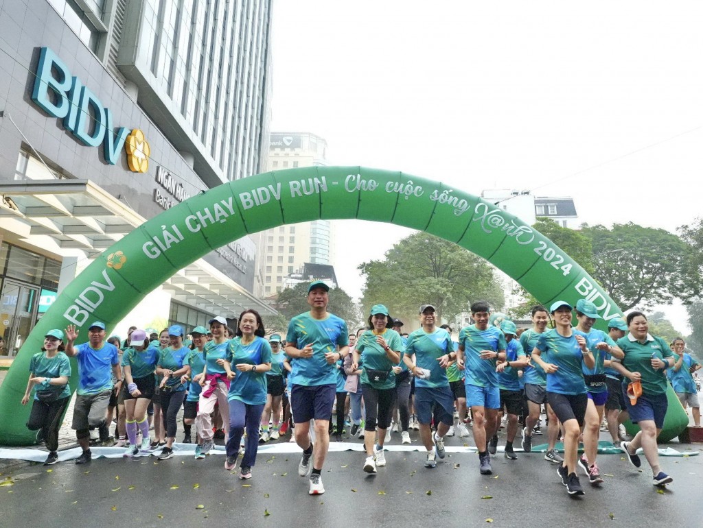 Các vận động viên xuất phát tham gia Giải chạy “BIDVRUN - Cho cuộc sống Xanh” năm 2024