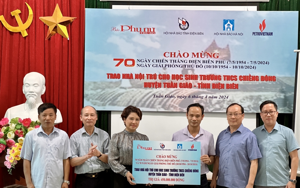 Trao tặng 450 triệu đồng để xây nhà nội trú cho học sinh tại Điện Biên