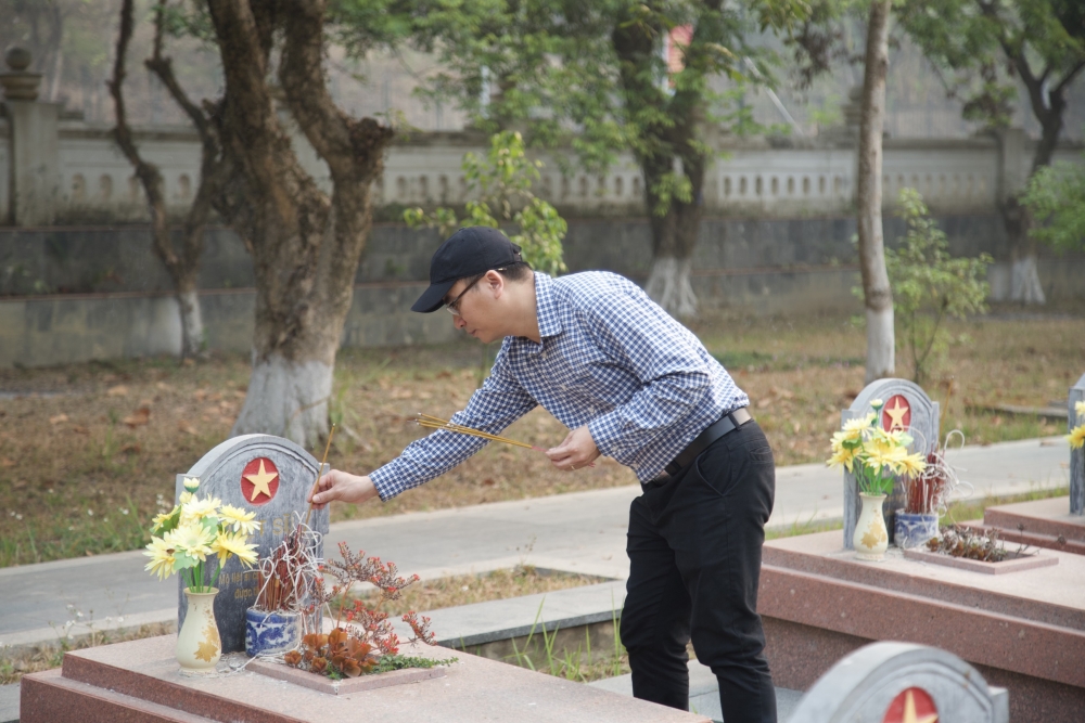Dâng hương tưởng nhớ Anh hùng liệt sĩ hy sinh trên chiến trường Điện Biên Phủ