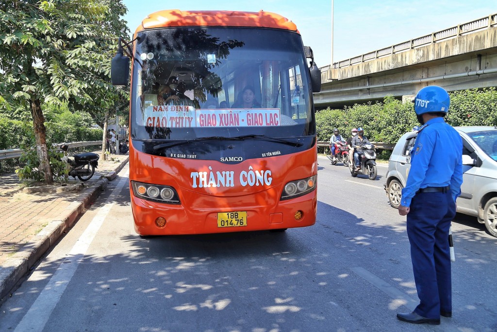 Thanh tra Sở Giao thông Vận tải Hà Nội kiểm tra hoạt động của xe khách (ảnh minh họa).
