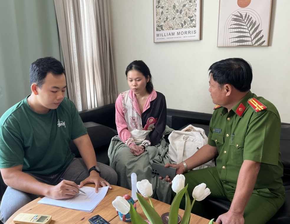 TTTĐ - Chỉ chưa đầy 2 ngày sau khi tiếp nhận thông tin về việc 2 cháu bé mất tích tại phố đi bộ Nguyễn Huệ, Công an TP HCM đã tìm thấy và giải cứu