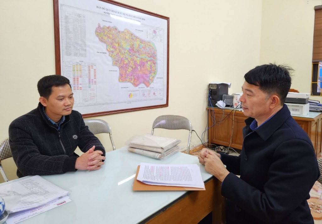 Ông Bùi Quang Cường - Cán bộ địa chính xã Kiền Bái làm việc với PV 