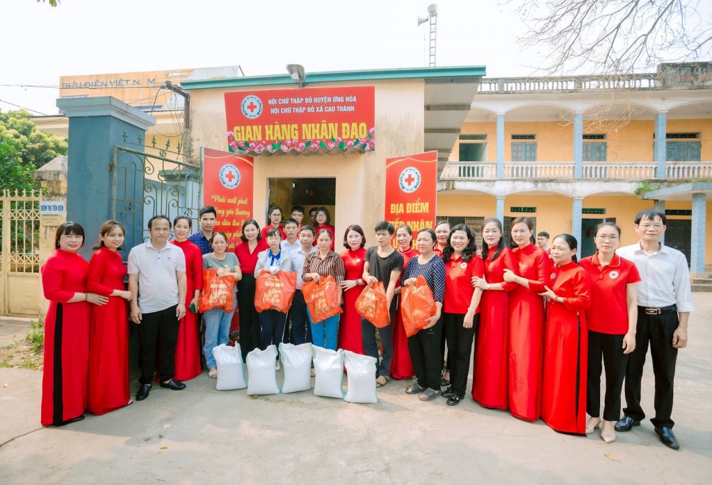 Ban tổ chức trao quà trực tiếp hộ gia đình có hoàn cảnh khó khăn trên địa bàn huyện Ứng Hòa
