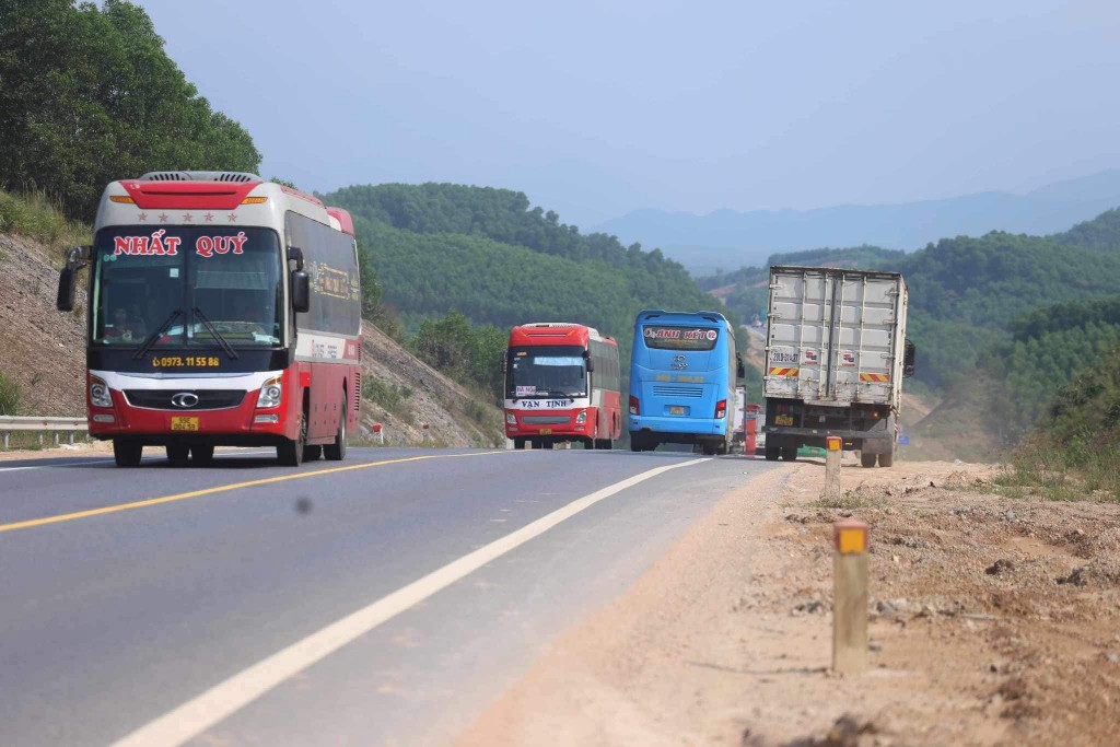 Cục Đường bộ Việt Nam cấm xe khách trên 30 chỗ, xe khách giường nằm, xe lớn hơn hoặc bằng 6 trục vào cao tốc Cam Lộ - La Sơn từ ngày 4/4/2024
