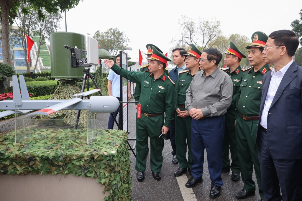 Thủ tướng tham quan trưng bày sản phẩm công nghệ cao của Viettel - Ảnh: VGP/Nhật Bắc