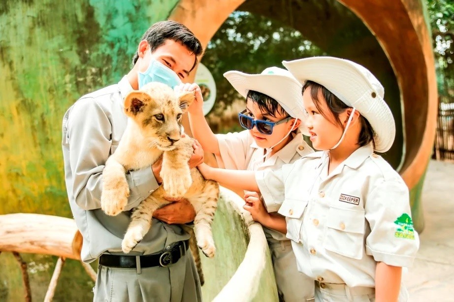 Siêu hot trải nghiệm “nhập vai bảo mẫu nhí” cực hút khách tại Vinpearl Safari