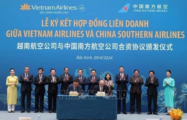 Chủ tịch Quốc hội Vương Đình Huệ dự Lễ kỷ niệm 30 năm đường bay Việt Nam - Trung Quốc