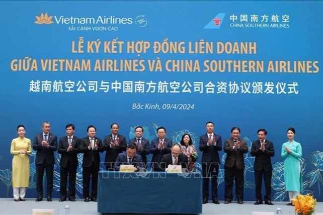Chủ tịch Quốc hội Vương Đình Huệ chứng kiến lễ ký các văn kiện hợp tác giữa doanh nghiệp Việt Nam và Trung Quốc trong lĩnh vực hàng không và du lịch. Ảnh: TTXVN