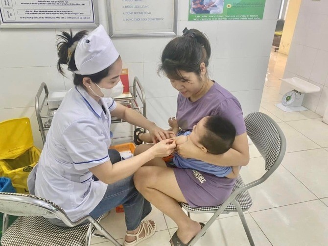Tiêm vắc xin sởi là biện pháp tốt nhất chủ động phòng bệnh sởi. 
