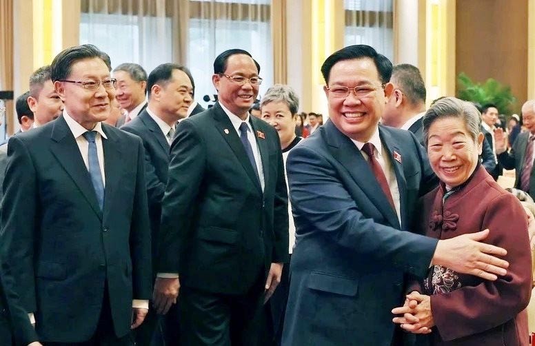 Chủ tịch Quốc hội Vương Đình Huệ với đại biểu Trung Quốc tại buổi giao lưu. Ảnh: TTXVN