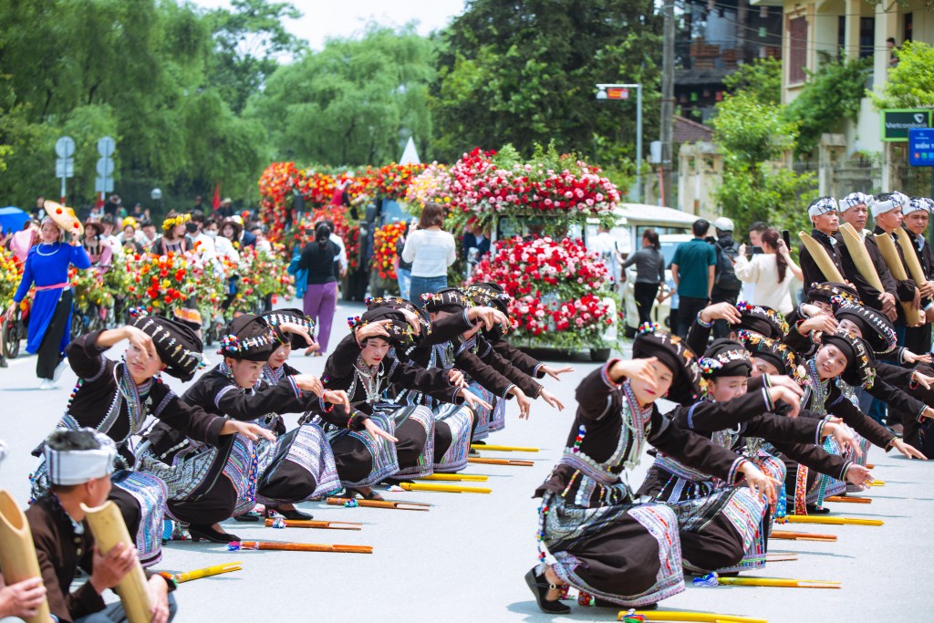 Màn diễu hành thu hút du khách trong mỗi dịp Lễ hội hoa hồng Fansipan