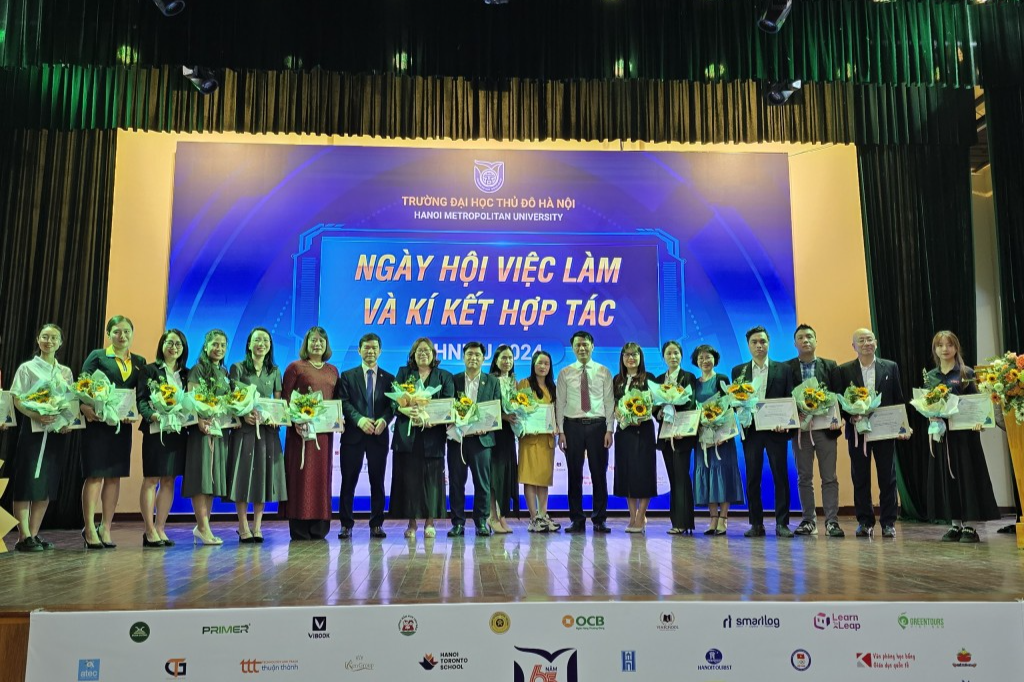 Lãnh đạo trường Đại học Thủ đô Hà Nội tặng hoa tri ân các đối tác 