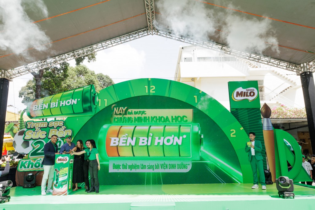 1. Đại diện Nestlé Việt Nam tiến hành nghi thức _nạp năng lượng_ cho viên pin bền bỉ tại sân khấu sự kiện _Trạm sạc Sức bền 24h Khổng lồ_ ở TP.HCM