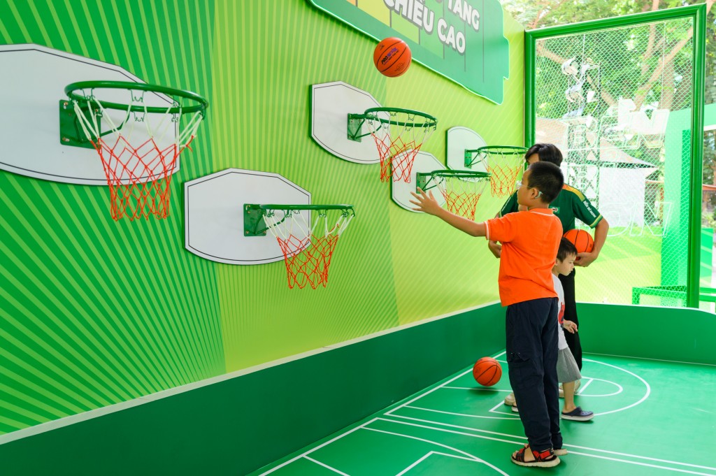 10. Bé chơi bóng rổ giúp tăng chiều cao tại khu vực Tập luyện thể thao