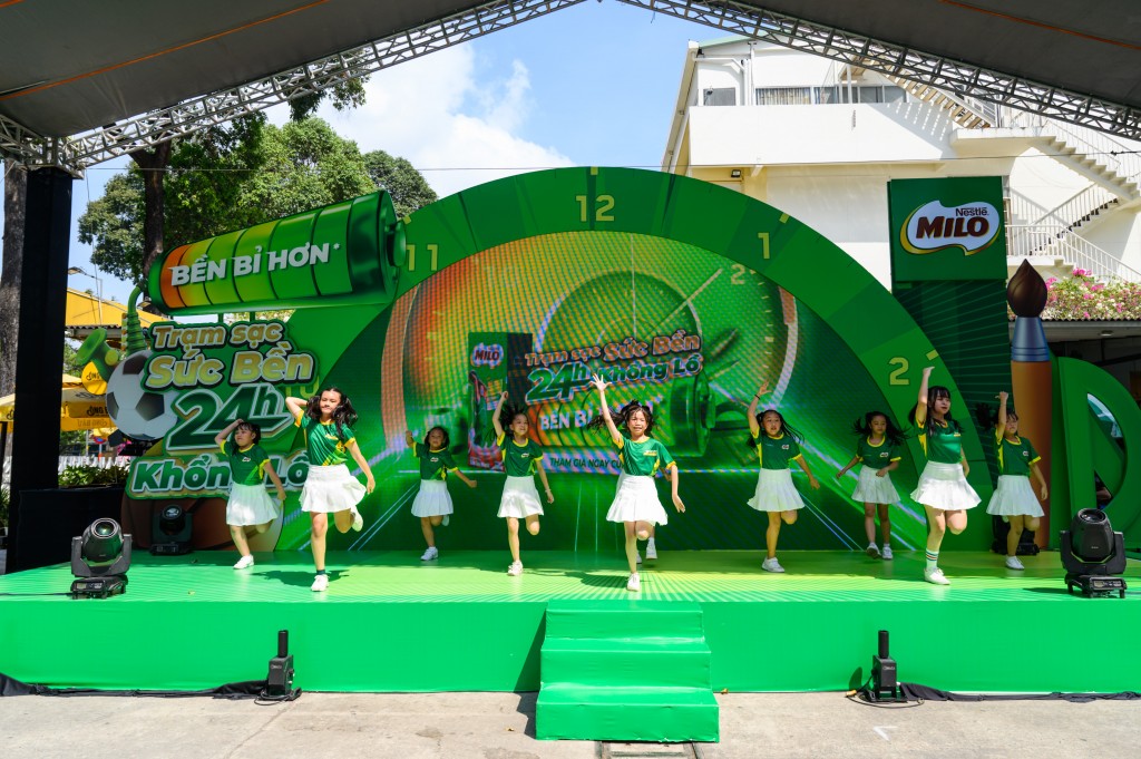 2. Màn trình diễn sôi động của các bé trên nền nhạc Năng Động Việt Nam tại sự kiện _Trạm sạc Sức bền 24h Khổng lồ_ ở TP.HCM