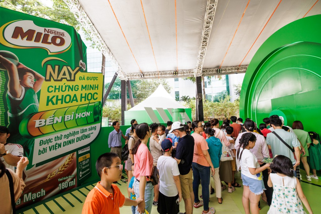 4. “Trạm sạc Sức bền 24h Khổng lồ” của Nestlé MILO thu hút hàng nghìn gia đình Việt