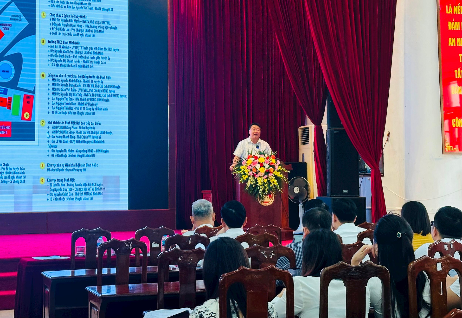 Đồng chí Nguyễn Khánh Bình - Phó Bí thư thường trực, Chủ tịch HĐND huyện Thanh Oai phát biểu tại hội nghị