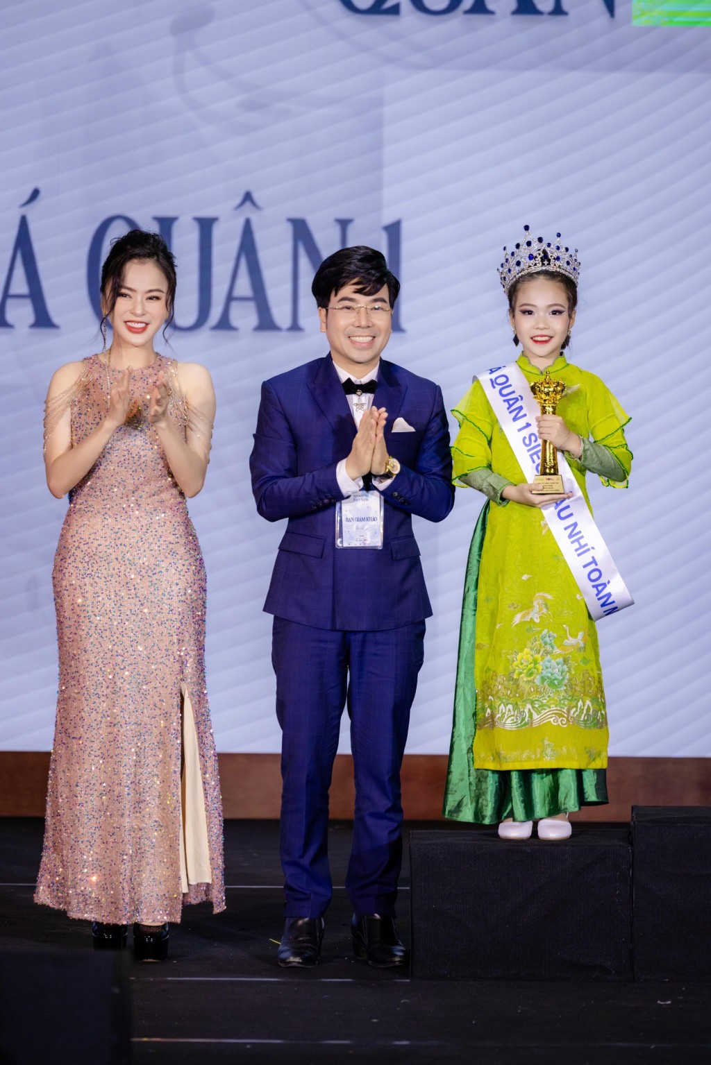 Đại diện BTC trao giải Á quân 1 Siêu mẫu nhí toàn năng 2024 tới Nguyễn Phạm Hà Linh