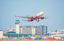 Nghỉ lễ dài ngày, khách mua vé máy bay tăng cao
