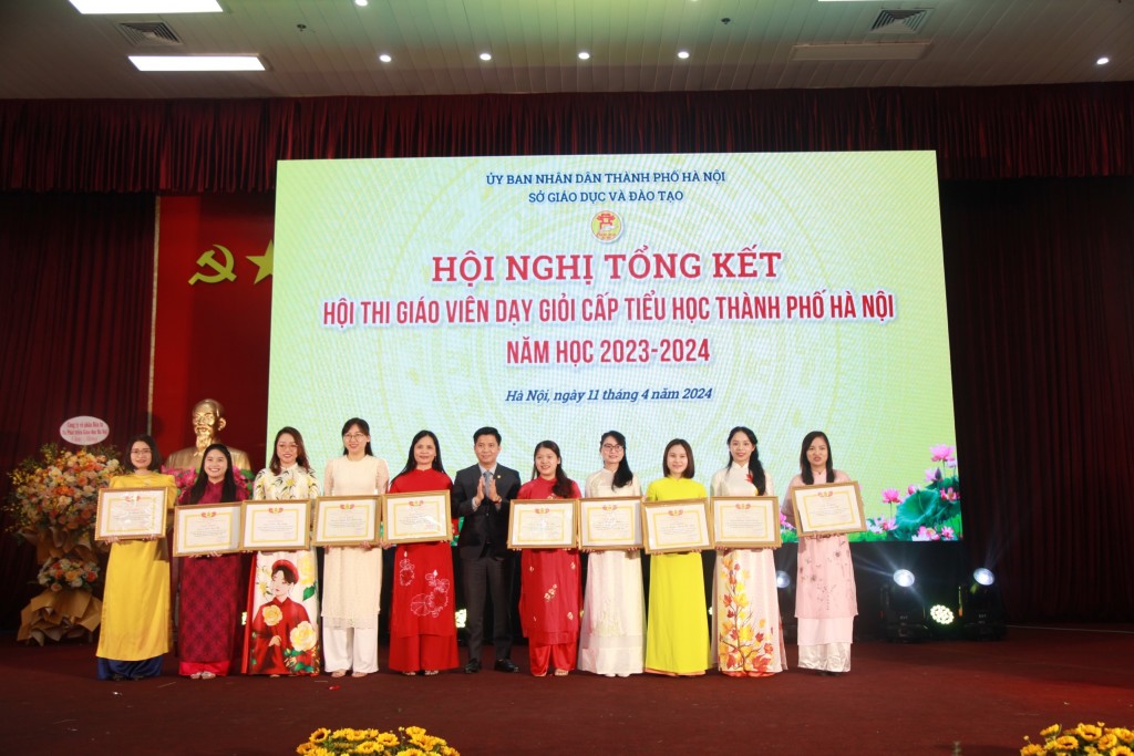 Hà Nội khen thưởng 150 giáo viên dạy giỏi cấp tiểu học