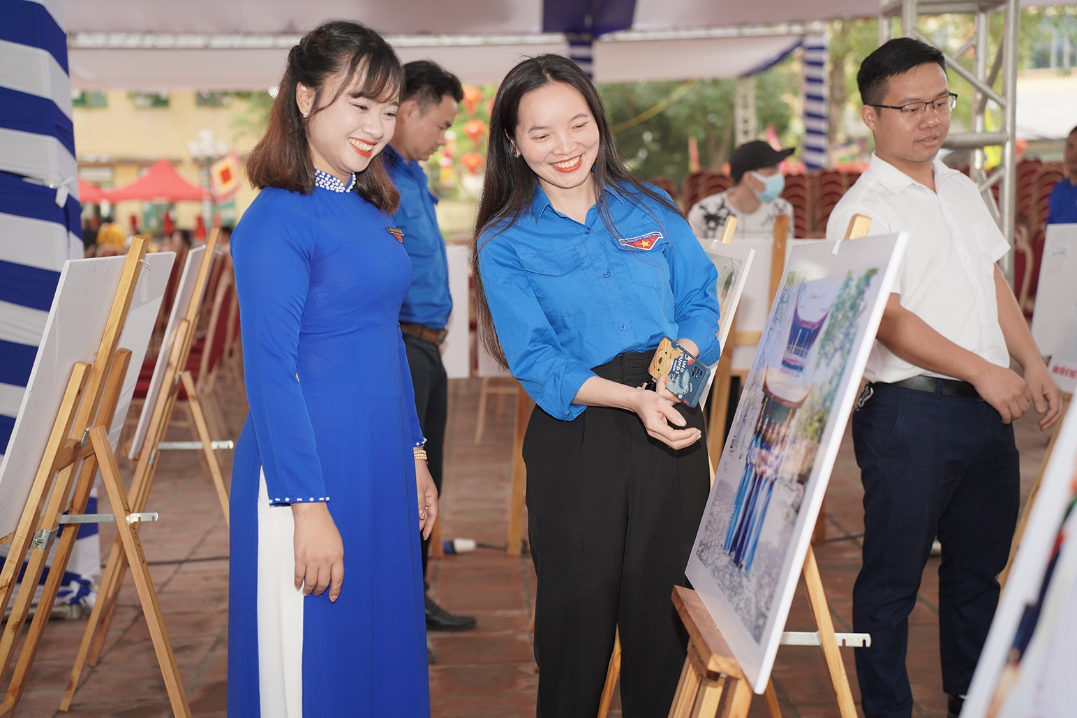 Bí thư Huyện đoàn Thanh Oai Nguyễn Thị Minh Nguyện (bên trái) tham quan các tác phẩm chủ đề Thanh Oai