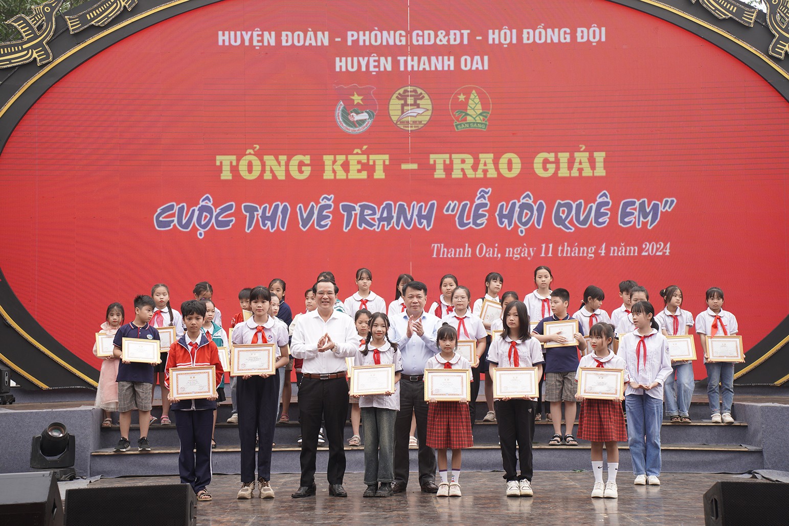 Ban Tổ chức trao giải cho 6 thí sinh xuất sắc đoạt giải Nhì cuộc thi