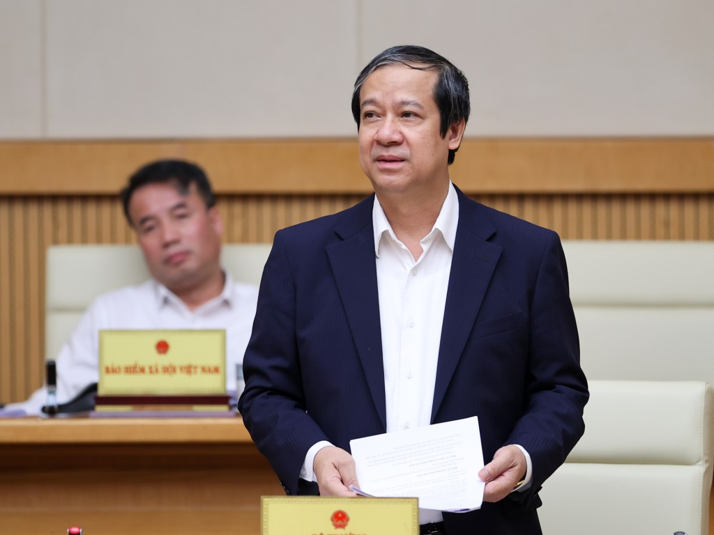 Bộ trưởng Bộ Giáo dục và Đào tạo Nguyễn Kim Sơn báo cáo tại phiên họp - Ảnh: VGP/Nhật Bắc