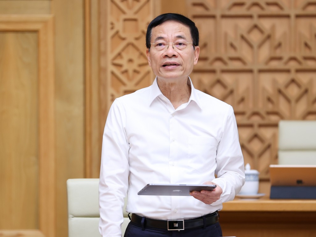 Bộ trưởng Bộ Thông tin và Truyền thông Nguyễn Mạnh Hùng báo cáo tại phiên họp - Ảnh: VGP/Nhật Bắc