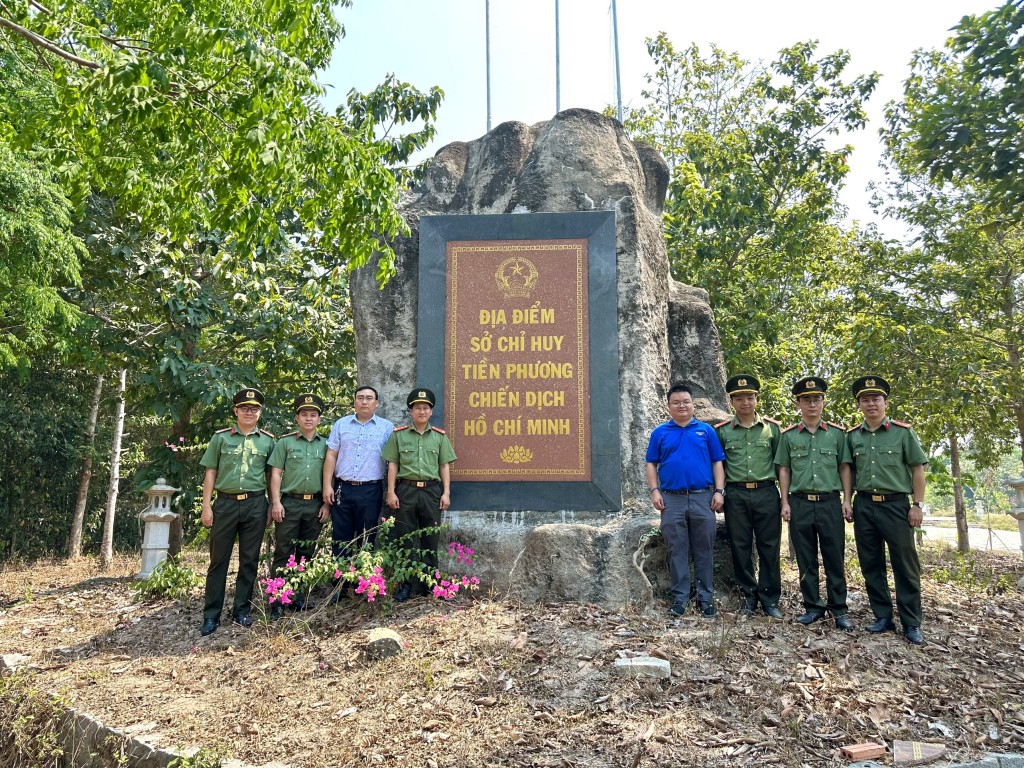 Công an tỉnh Bình Dương tặng quà gia đình chính sách tại Dầu Tiếng