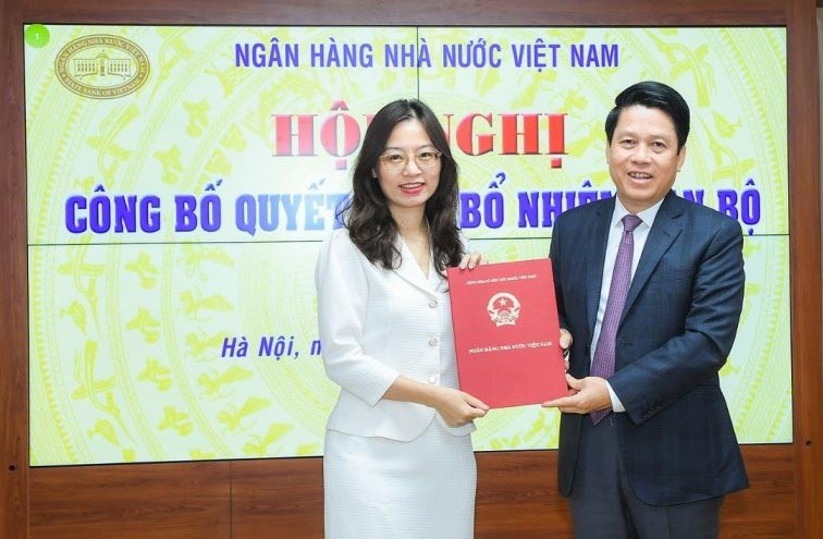 Ông Phạm Tiến Dũng - tân Phó Thống đốc NHNN trao quyết định cho bà  Nguyễn Thị Thu giữ chức vụ Phó Vụ trưởng Vụ Thanh toán - Ngân hàng Nhà nước.