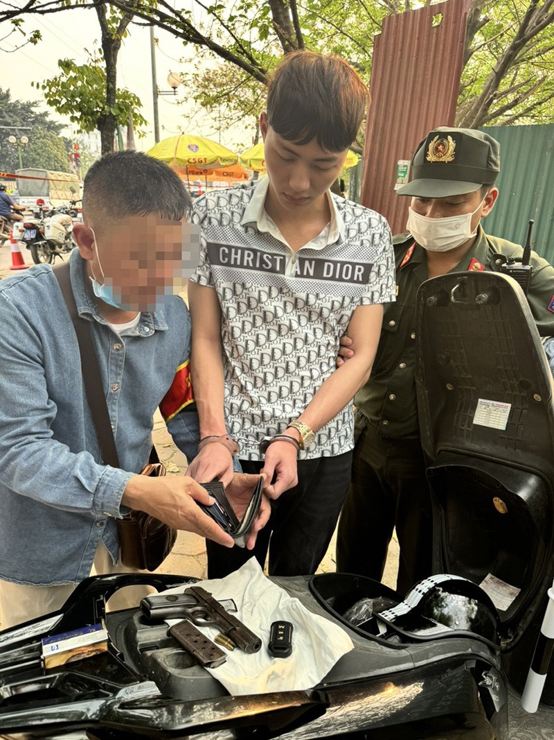 Tổ công tác Y4/141 khống chế đối tượng Vũ Văn Hùng cùng khẩu súng tang vật