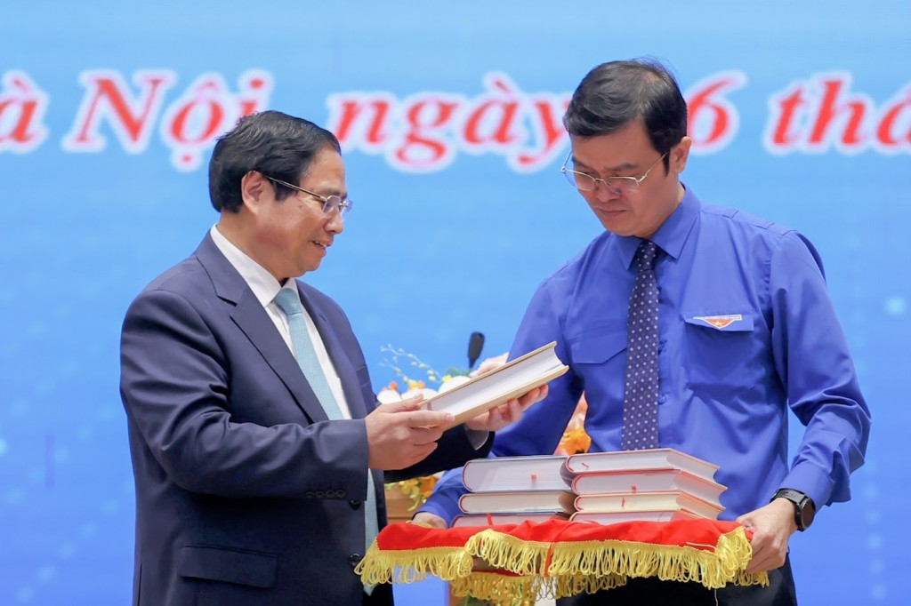 Thủ tướng Phạm Minh Chính trao tặng Đoàn Thanh niên bộ sách của Tổng Bí thư Nguyễn Phú Trọng. Ảnh VGP/Nhật Bắc