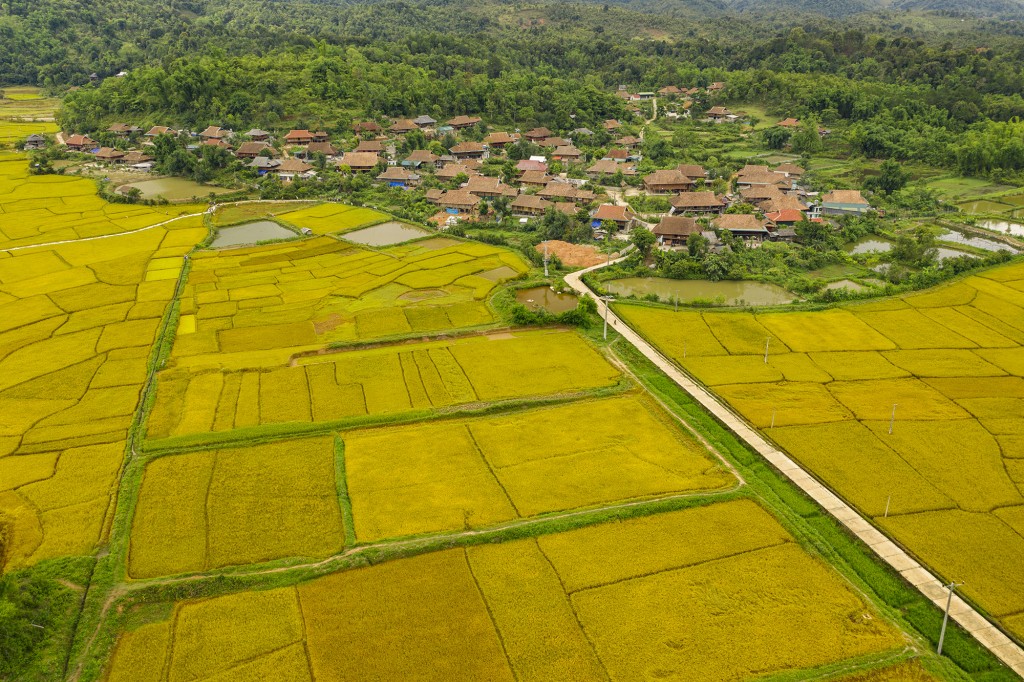 Ngắm di sản và danh thắng Việt trong triển lãm tại Điện Biên