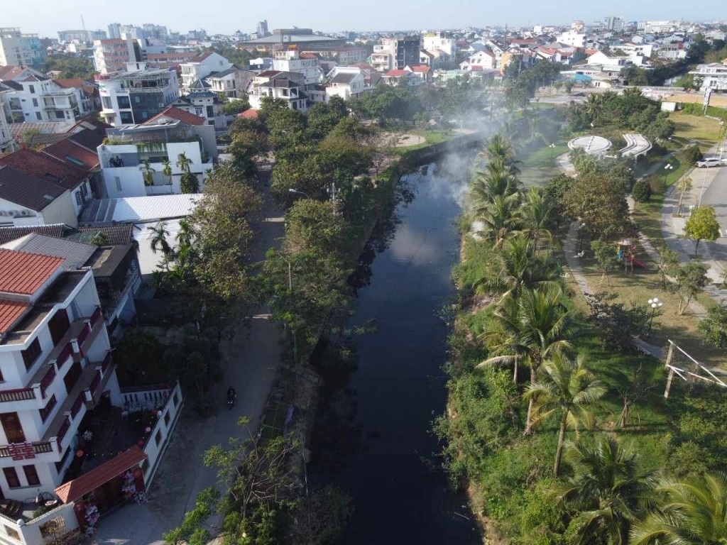 Hói Phát Lát nối sông An Cựu và sông Như Ý (thuộc phường An Đông và Xuân Phú, TP Huế) dài hơn 1.700m (